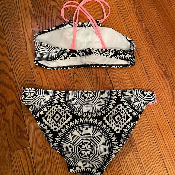 Bikini - Picture 2 of 2